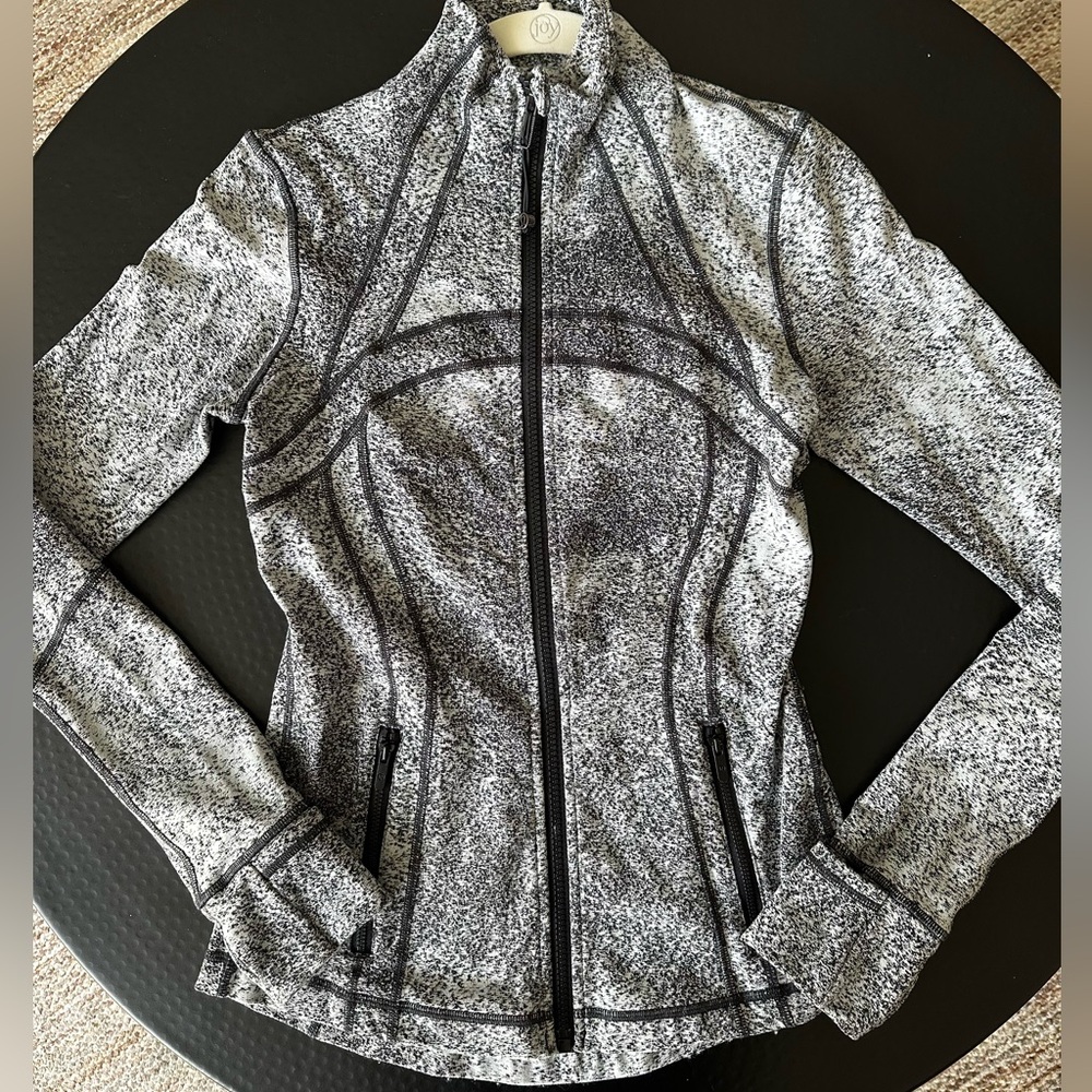 Lululemon define jacket in gray & black modern print, size 6